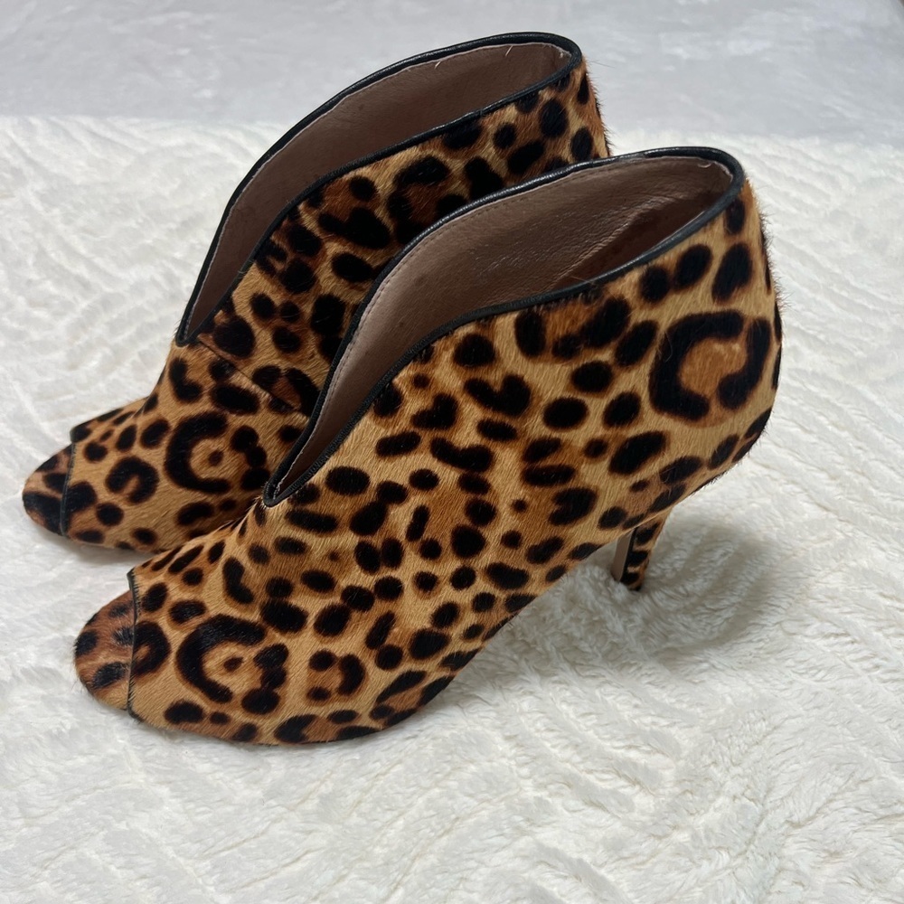 Halogen Leopard Calf Hair Peep Toe Booties Womens Size 9.5  Heels Animal Print